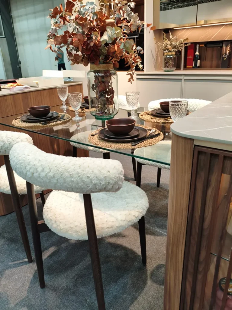 Zona de comedor integrada visualmente con el mobiliario de cocina