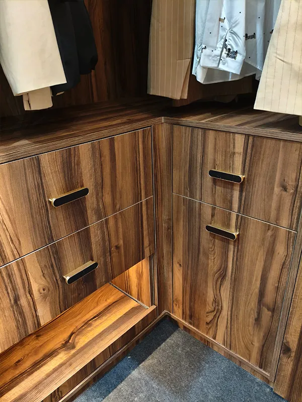 Mobiliario de vestidor en acabado madera con cajones y almacenamiento