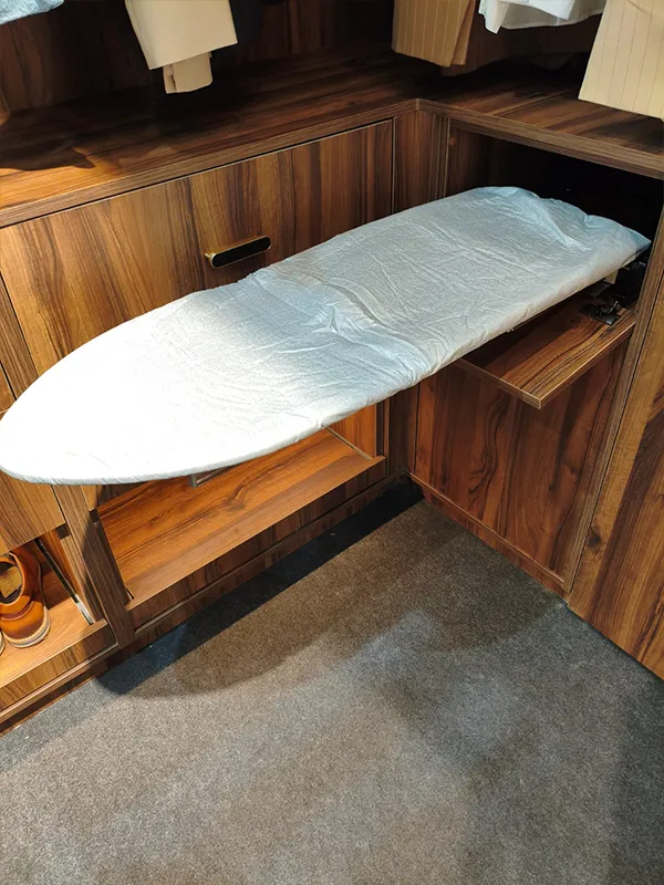 Tabla de planchar extraíble integrada en el mobiliario del vestidor